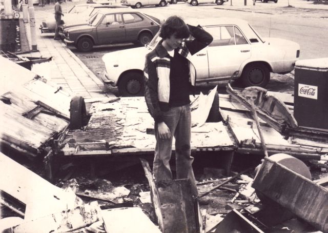 Oma belde om even langs te komen want hij kon 20 frank verdienen door wat rommel op te kuisen die voor de deur lag.